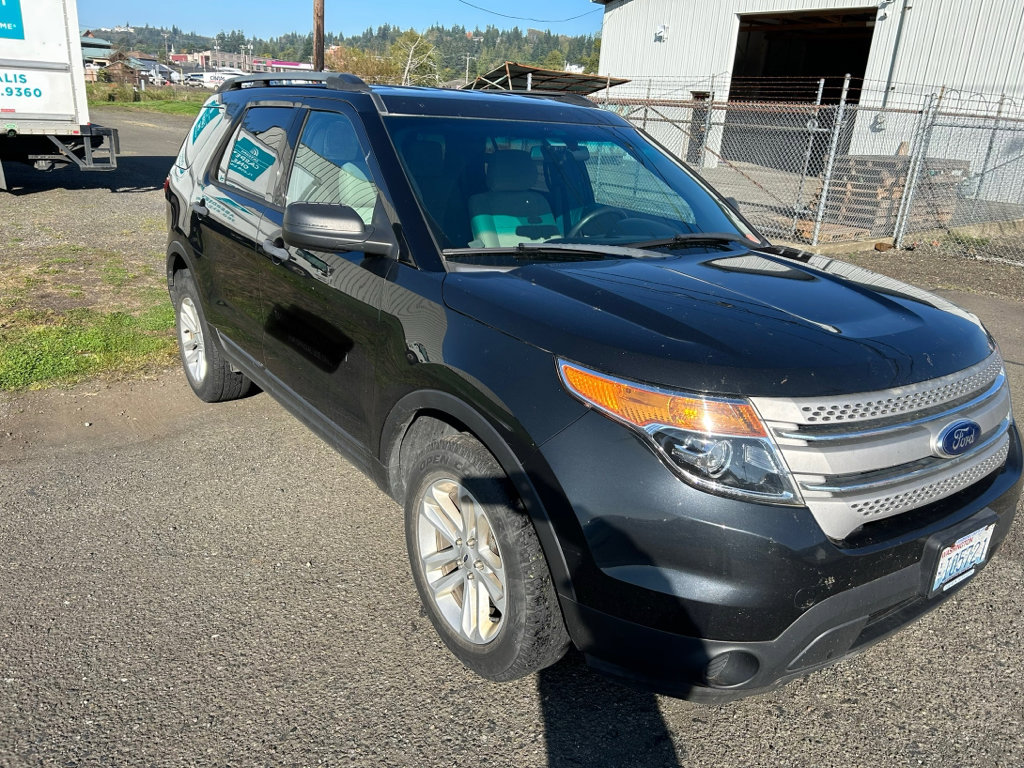 Used 2015 Ford Explorer XLT image 2