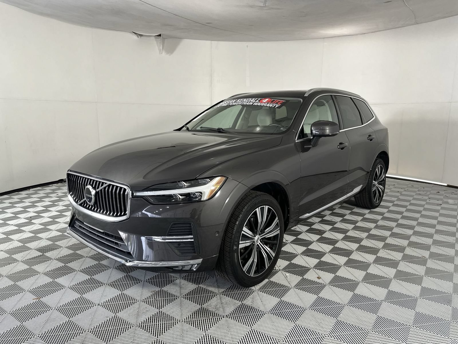 Used 2023 Volvo XC60 B5 Ultimate w/ Protection Package Premier FWD image 4