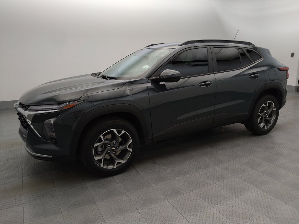 Used 2025 Chevrolet Trax LT w/ Driver Confidence Package FWD image 2