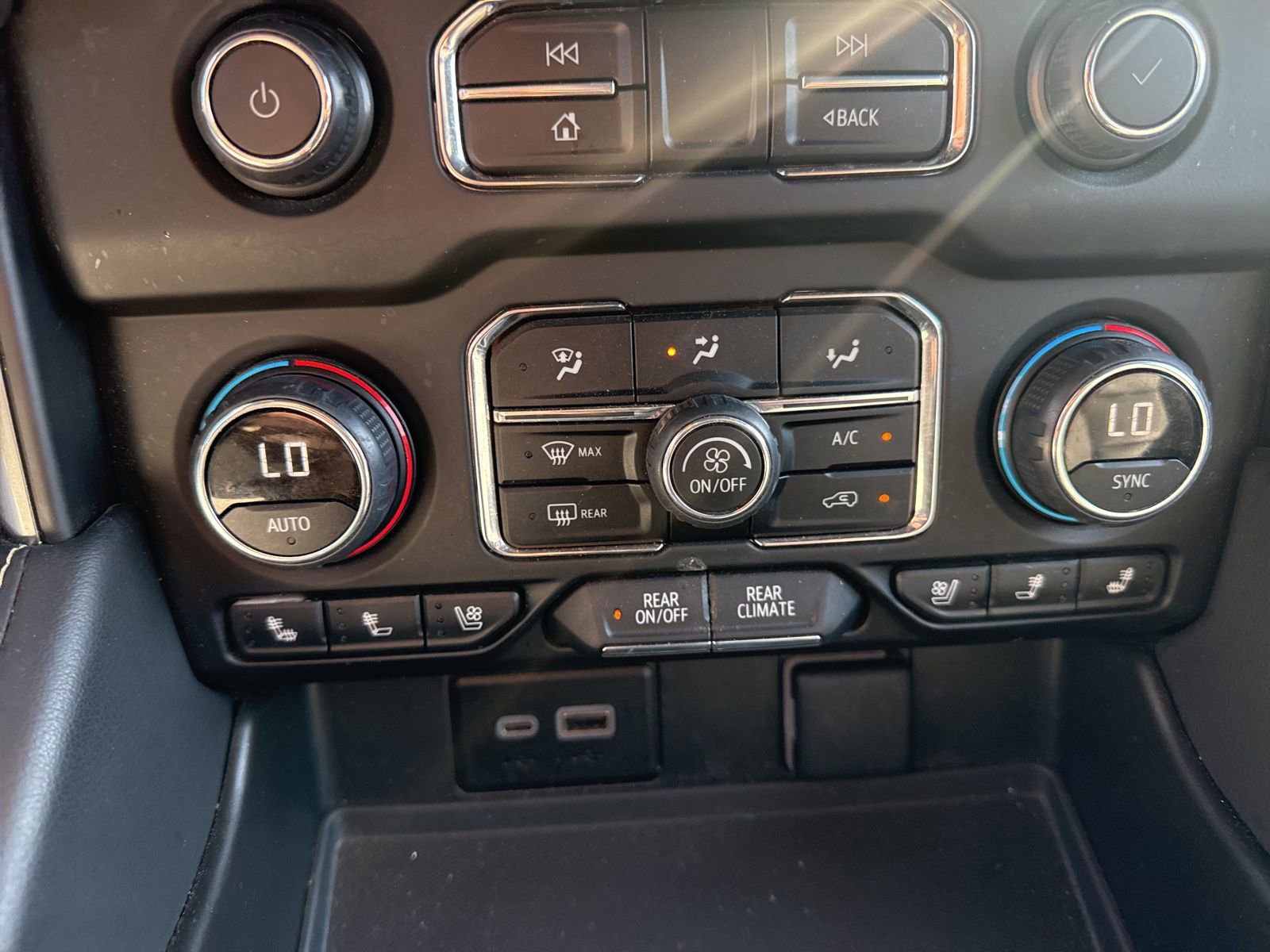 Used 2023 Chevrolet Suburban Premier image 16