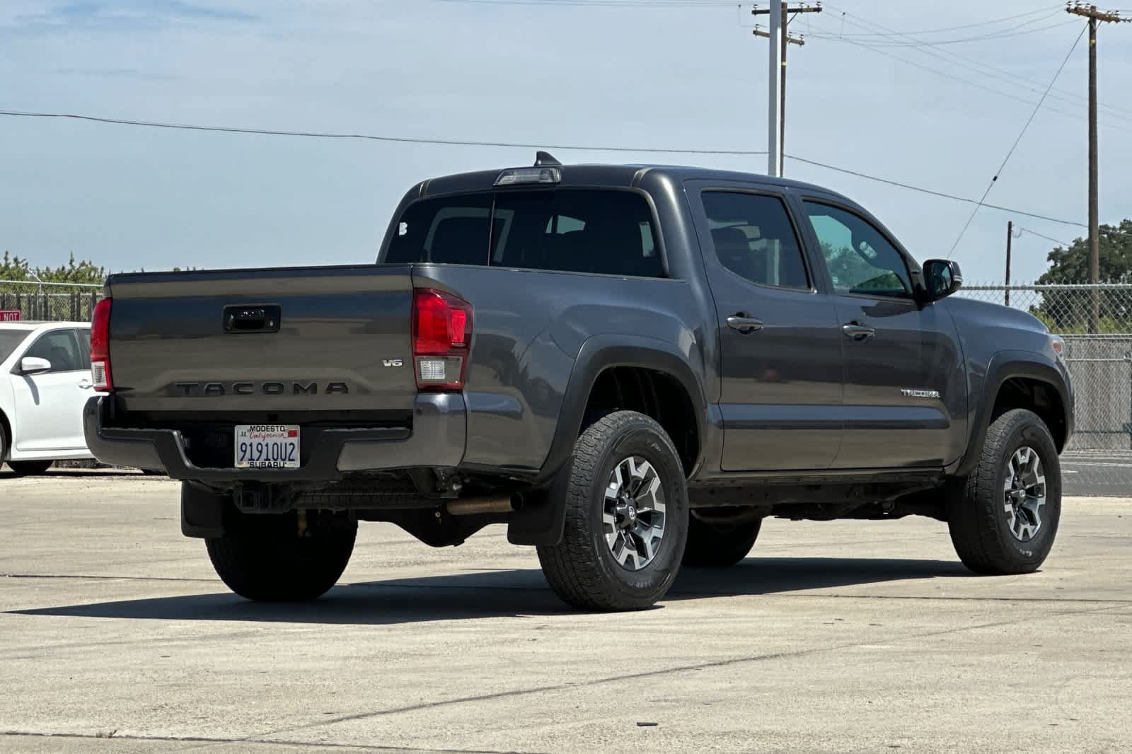 Used 2019 Toyota Tacoma TRD Off-Road AWD/4WD image 3