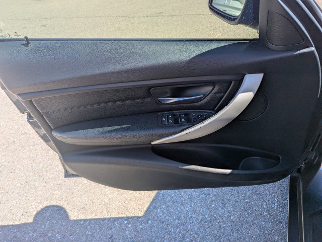 Used 2017 BMW 320i Sedan RWD image 9