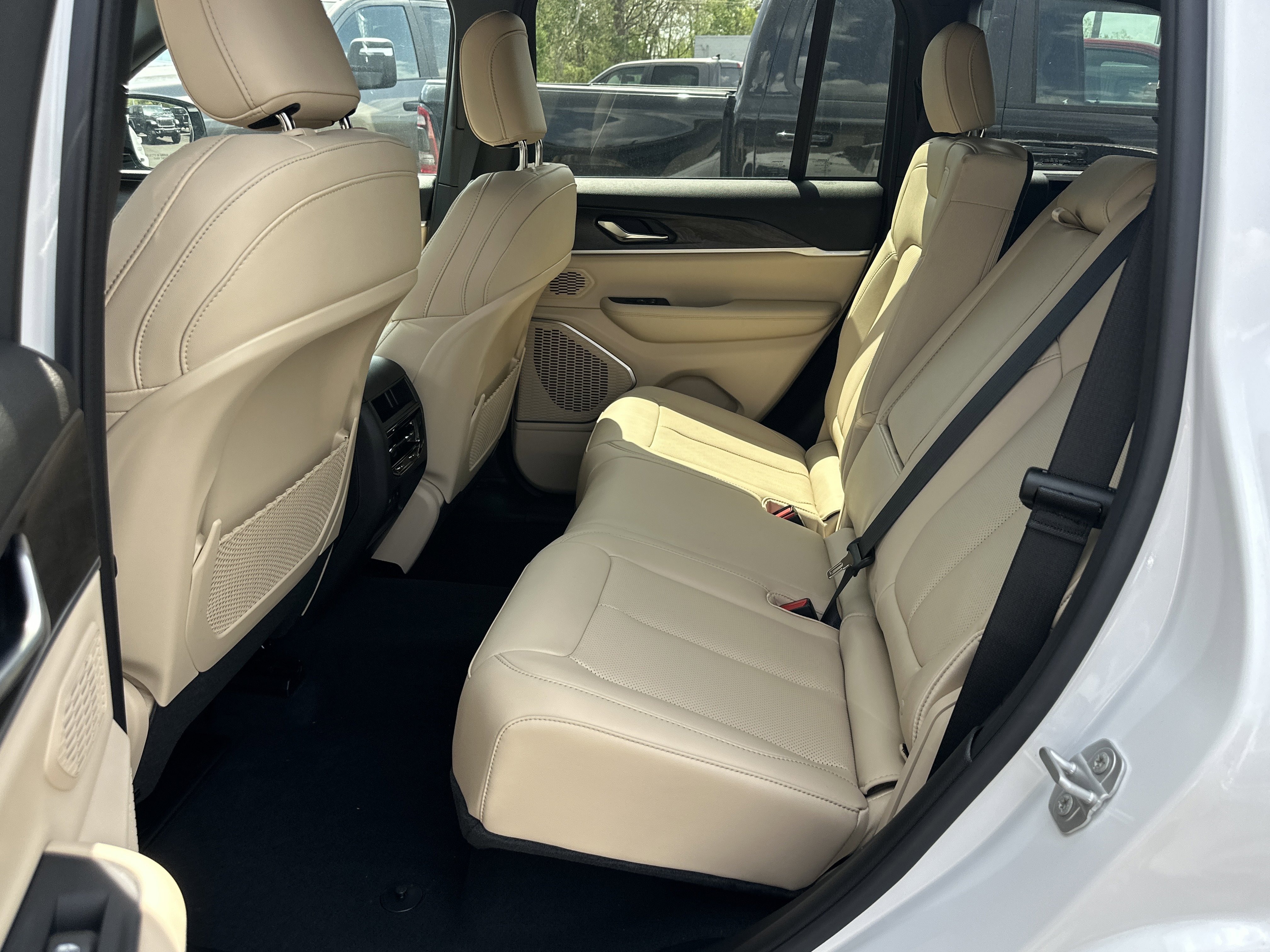 New 2026 Jeep Grand Cherokee Limited w/ Luxury Tech Group II AWD/4WD image 25