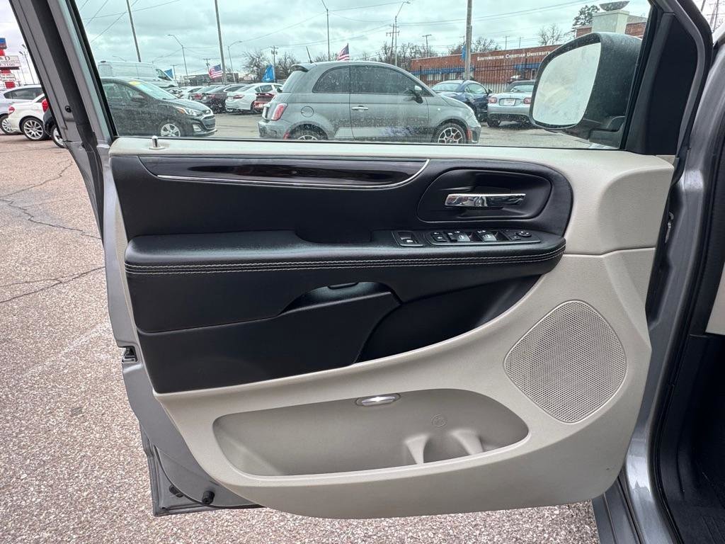 Used 2019 Dodge Grand Caravan SXT image 21