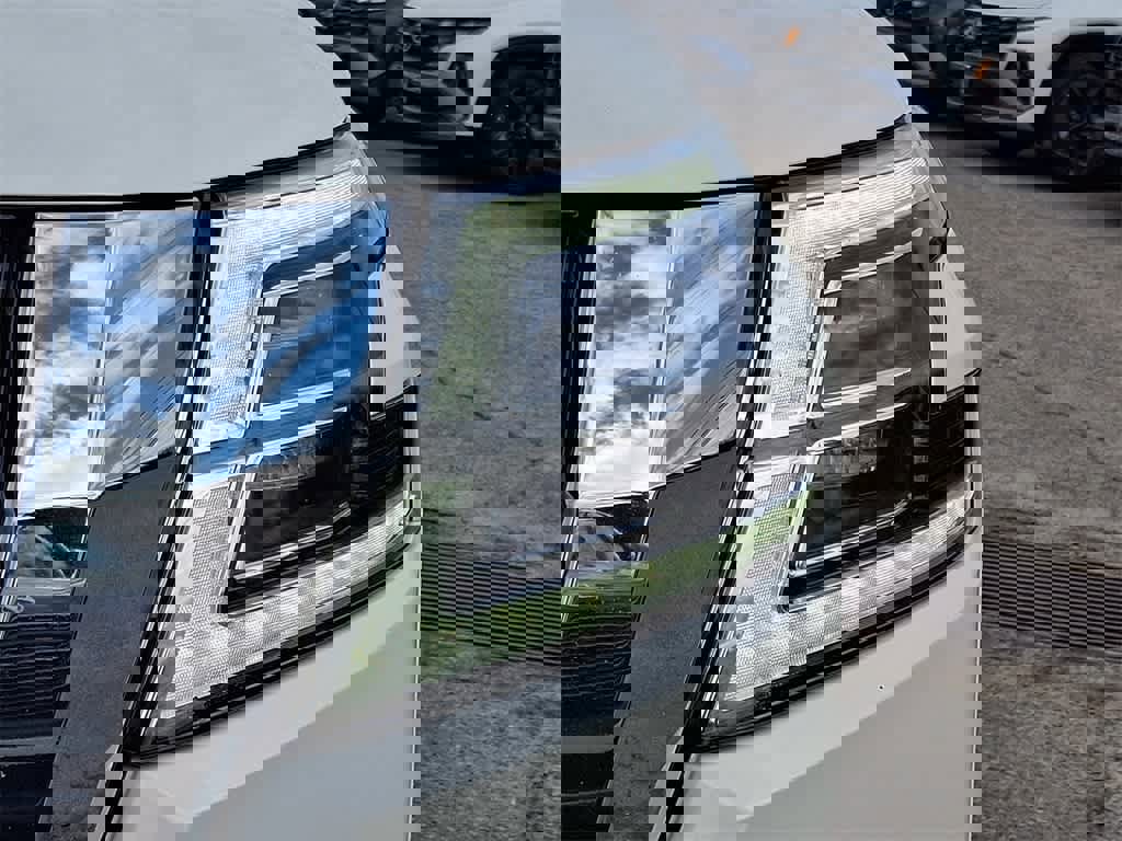 Used 2024 Nissan Armada SV image 9