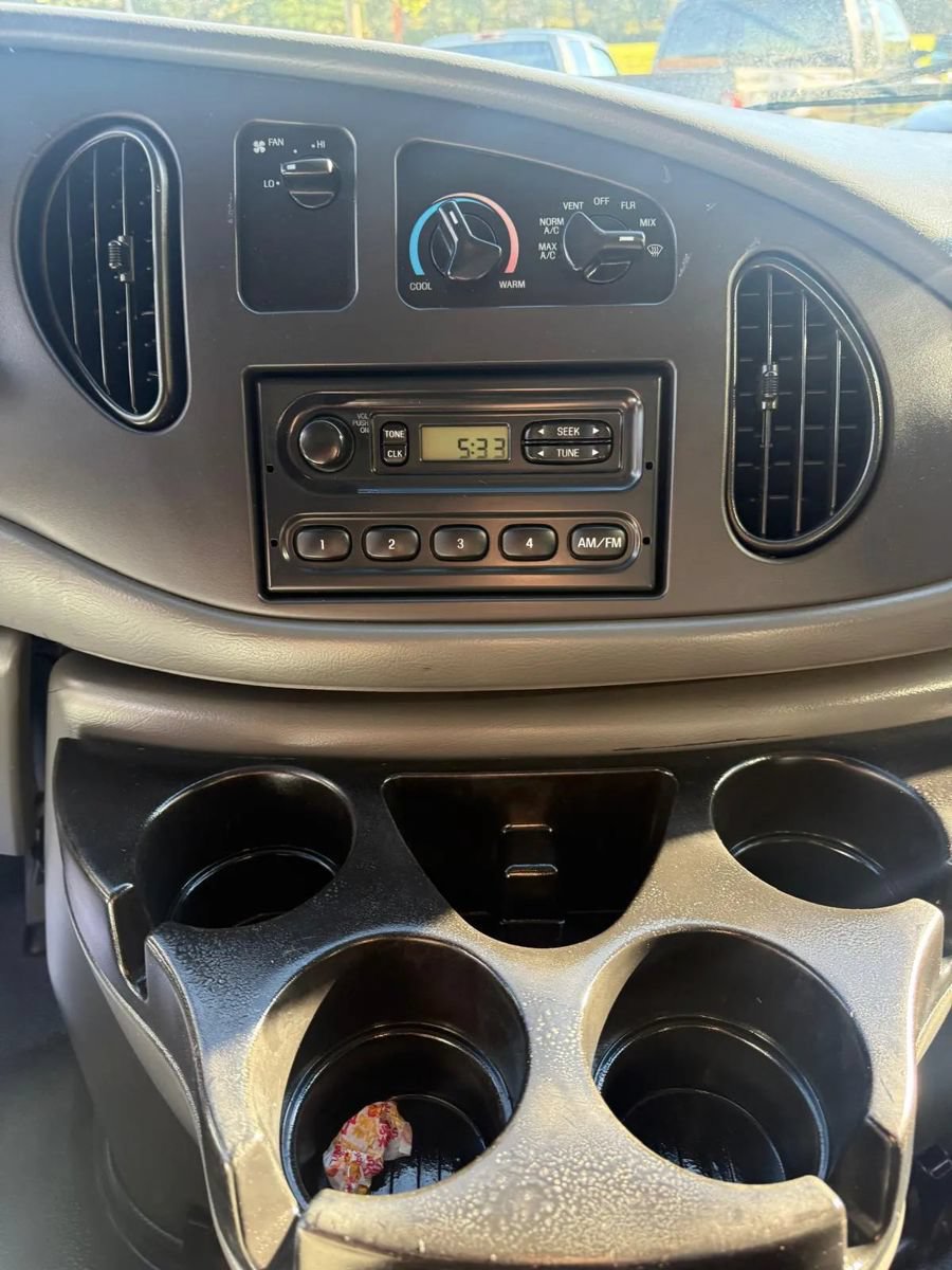 Used 2005 Ford E-350 and Econoline 350 Super Duty RWD image 15