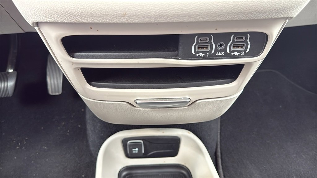 Used 2023 Chrysler Pacifica Touring-L image 8
