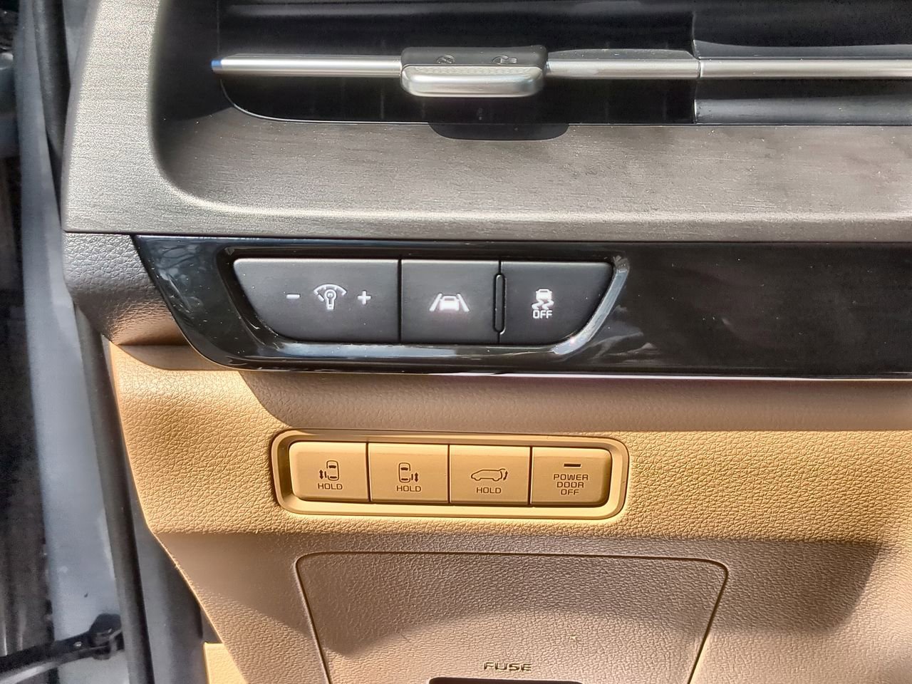 Used 2022 Kia Carnival EX image 18