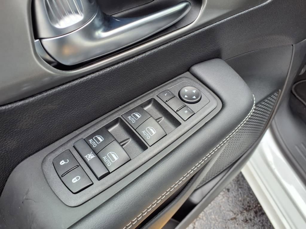 New 2026 Chrysler Voyager LX image 9