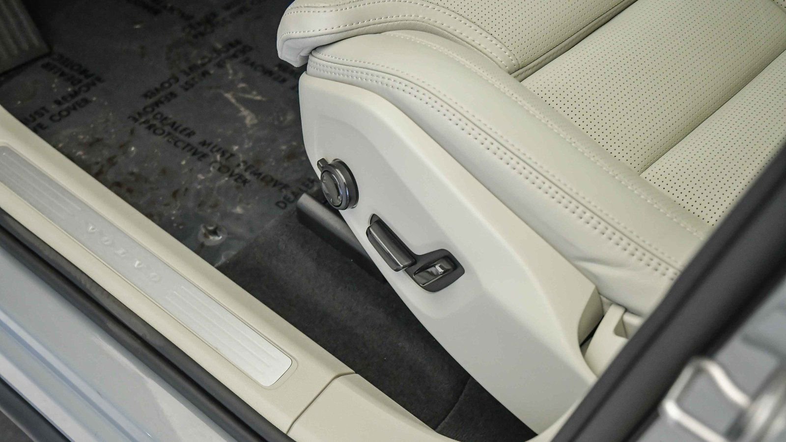 Certified 2025 Volvo XC60 B5 Ultra w/ Protection Package Premier image 23