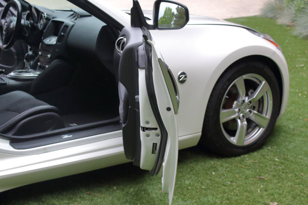 Used 2009 Nissan 370Z Touring RWD image 45
