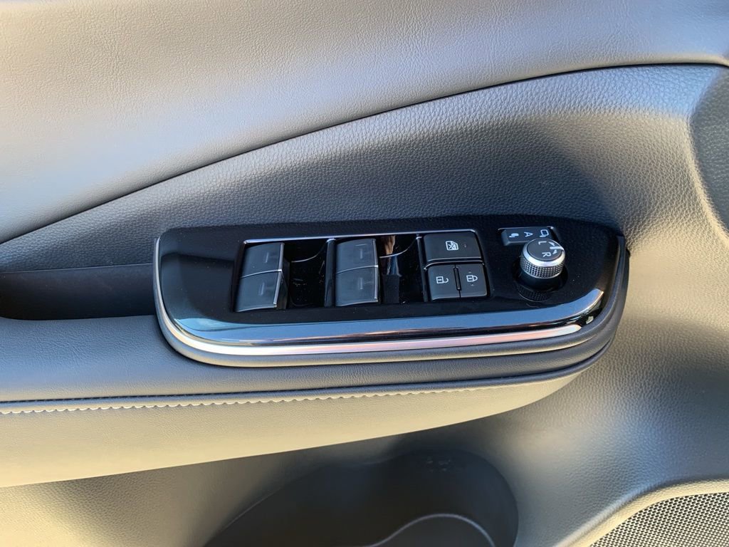 New 2025 Toyota Crown Signia image 12