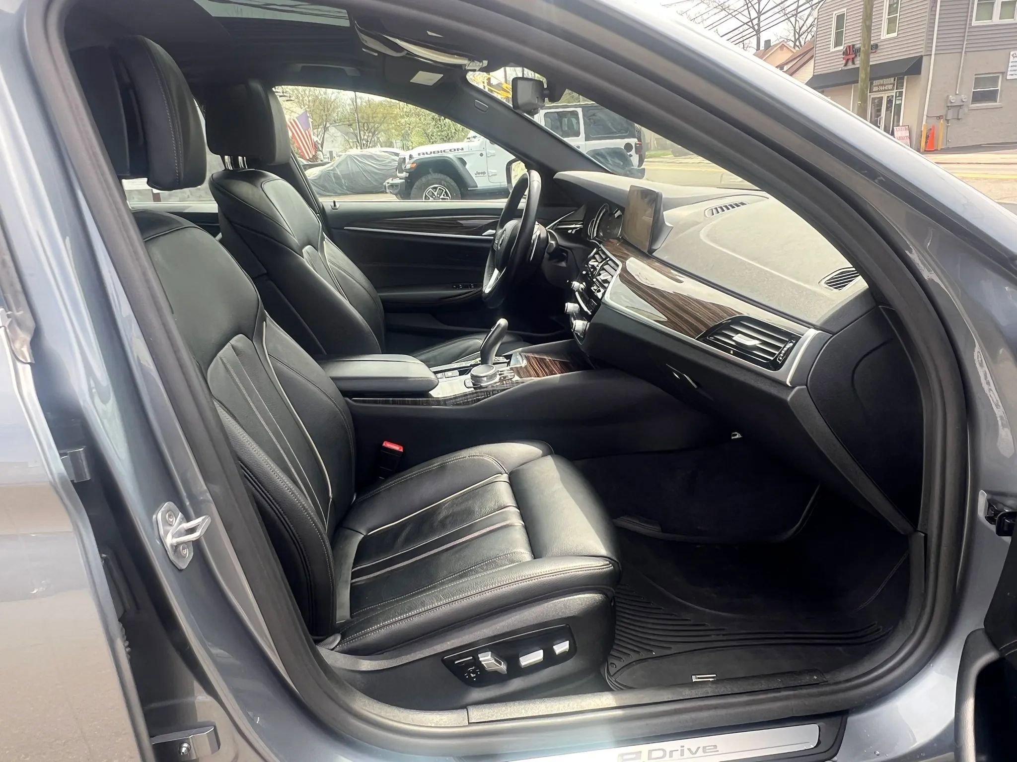 Used 2019 BMW 530e xDrive w/ Convenience Package image 31