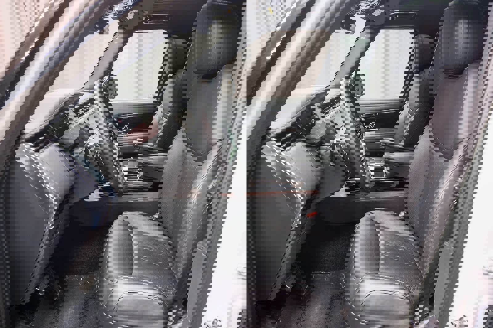 Used 2024 Land Rover Range Rover SE image 18