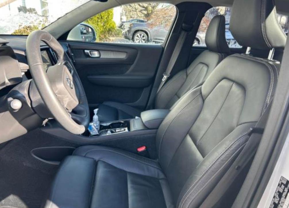 Used 2023 Volvo XC40 B5 Plus w/ Climate Package image 2