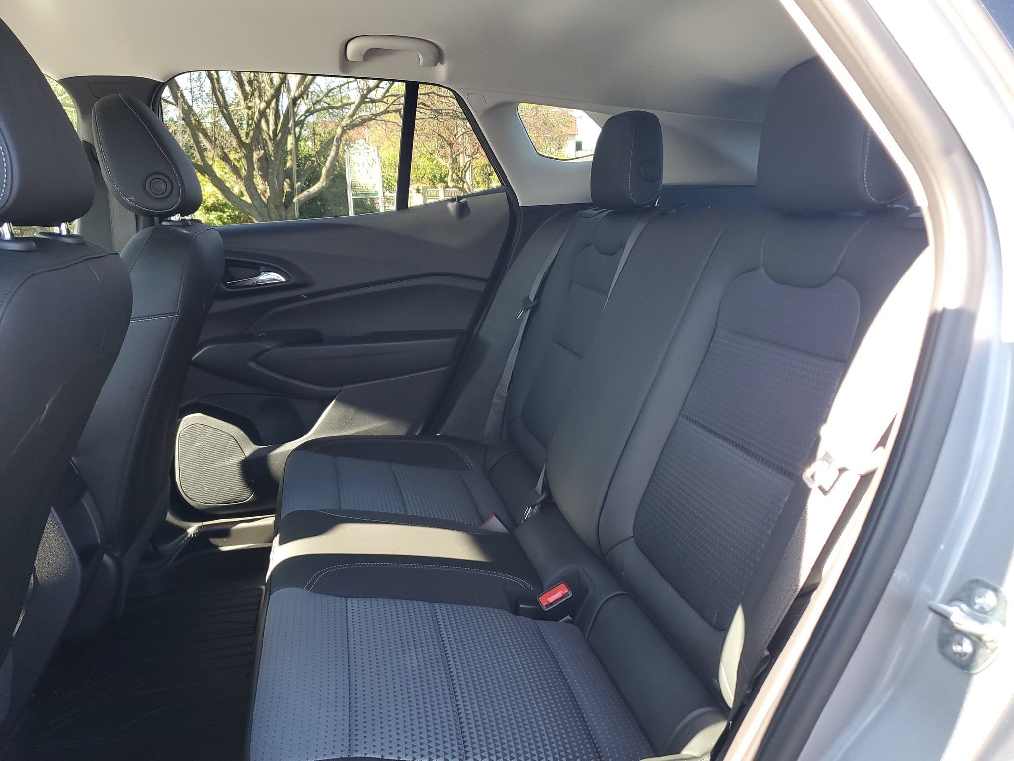 Used 2025 Chevrolet Trax LT FWD image 9