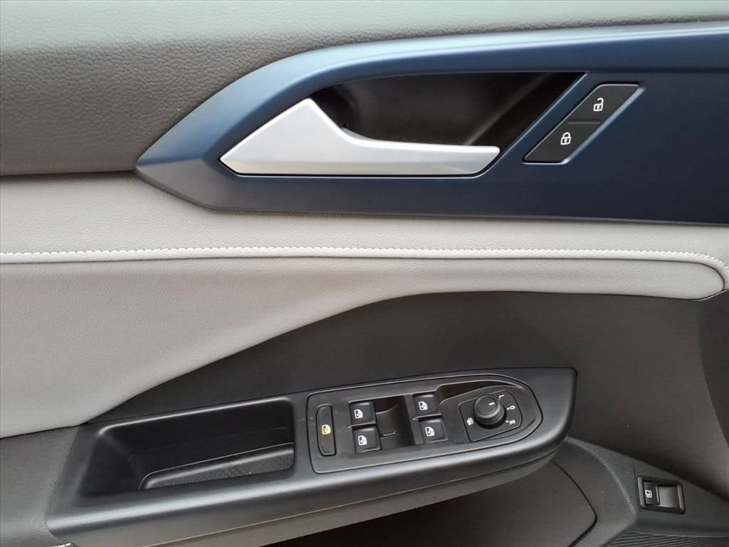 Used 2024 Volkswagen Taos SE image 11