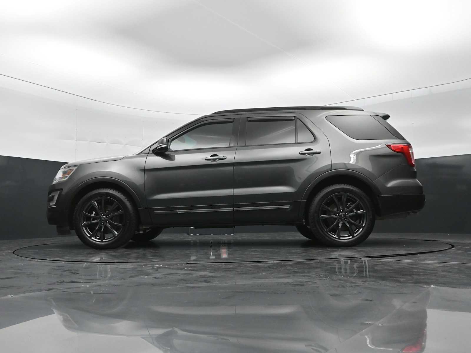Used 2017 Ford Explorer XLT w/ Equipment Group 202A AWD/4WD image 31
