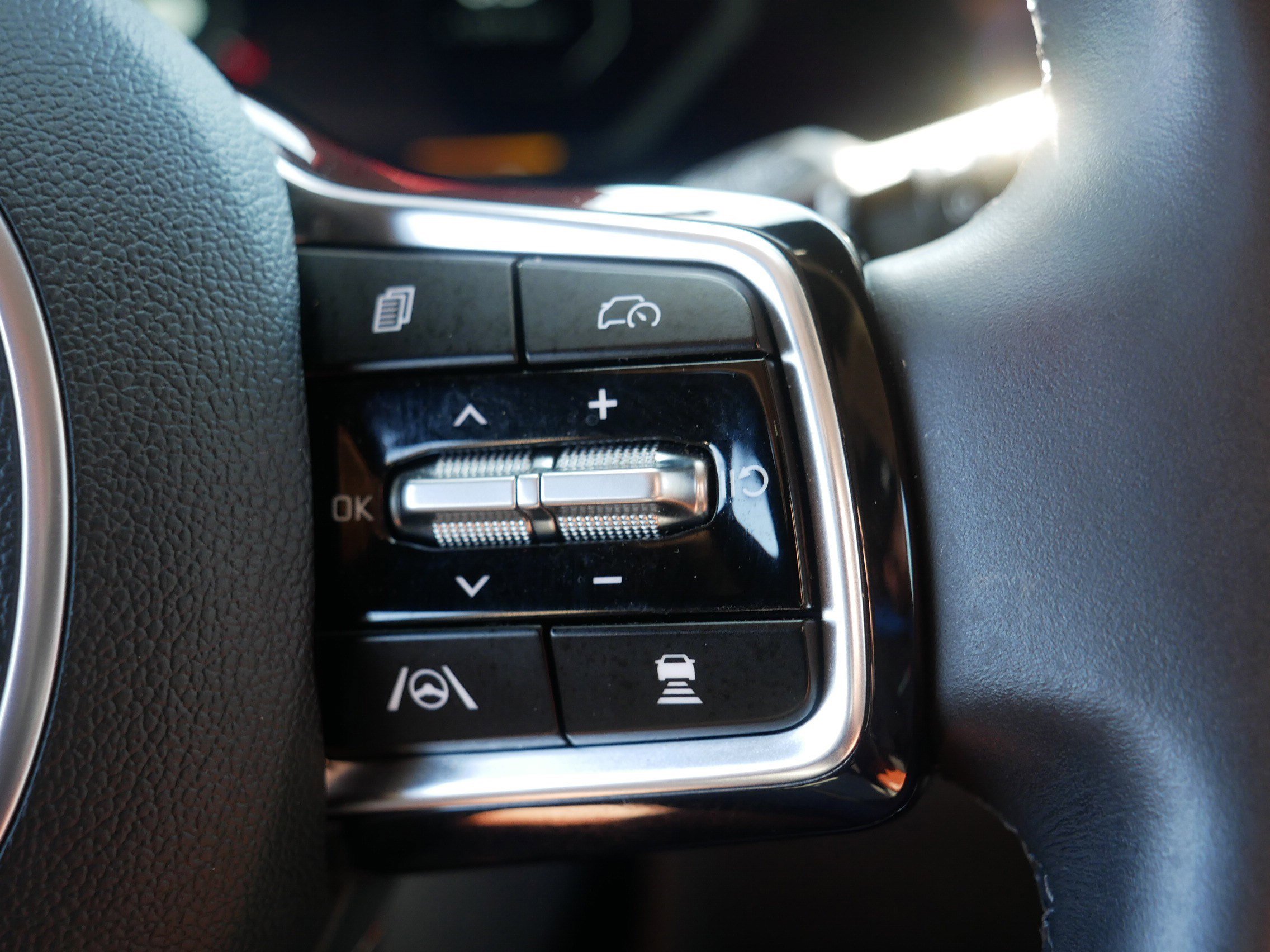 Used 2025 Kia Carnival SX Prestige image 29