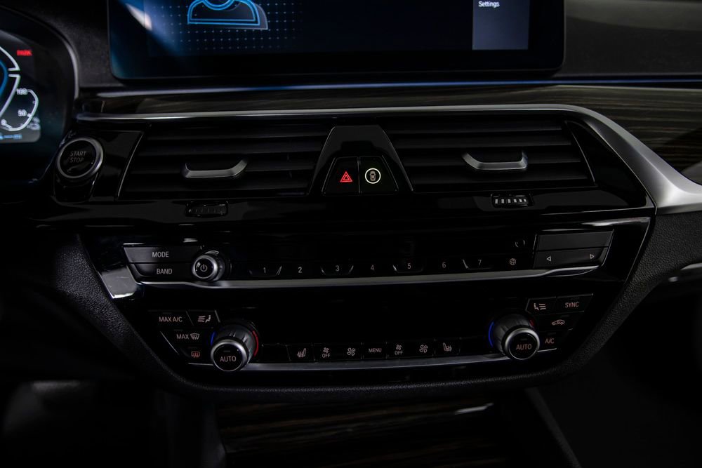 Used 2021 BMW 530e w/ Convenience Package image 31