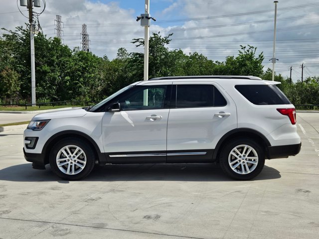 Used 2017 Ford Explorer XLT image 8