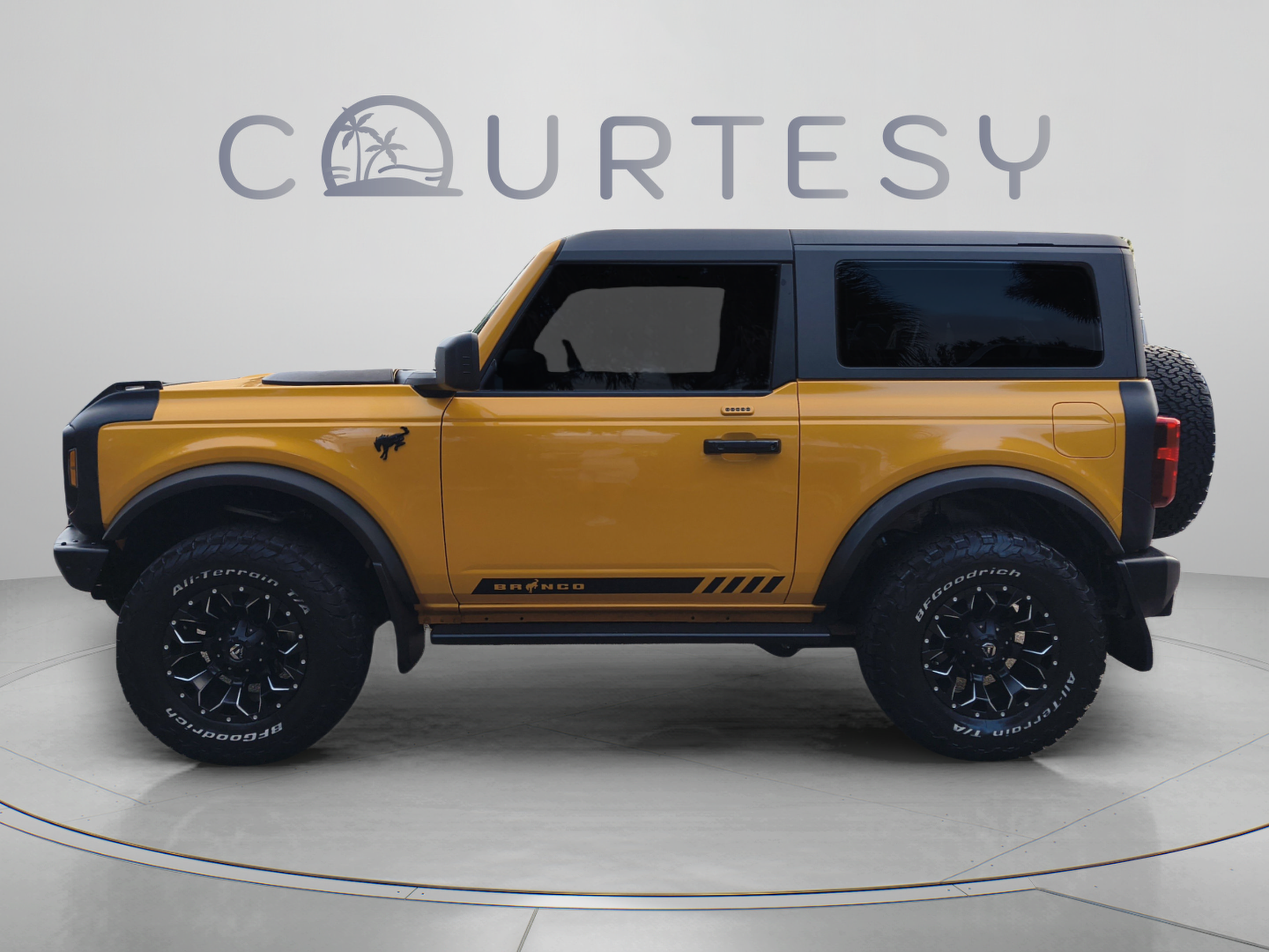 Used 2022 Ford Bronco 2-Door AWD/4WD image 2