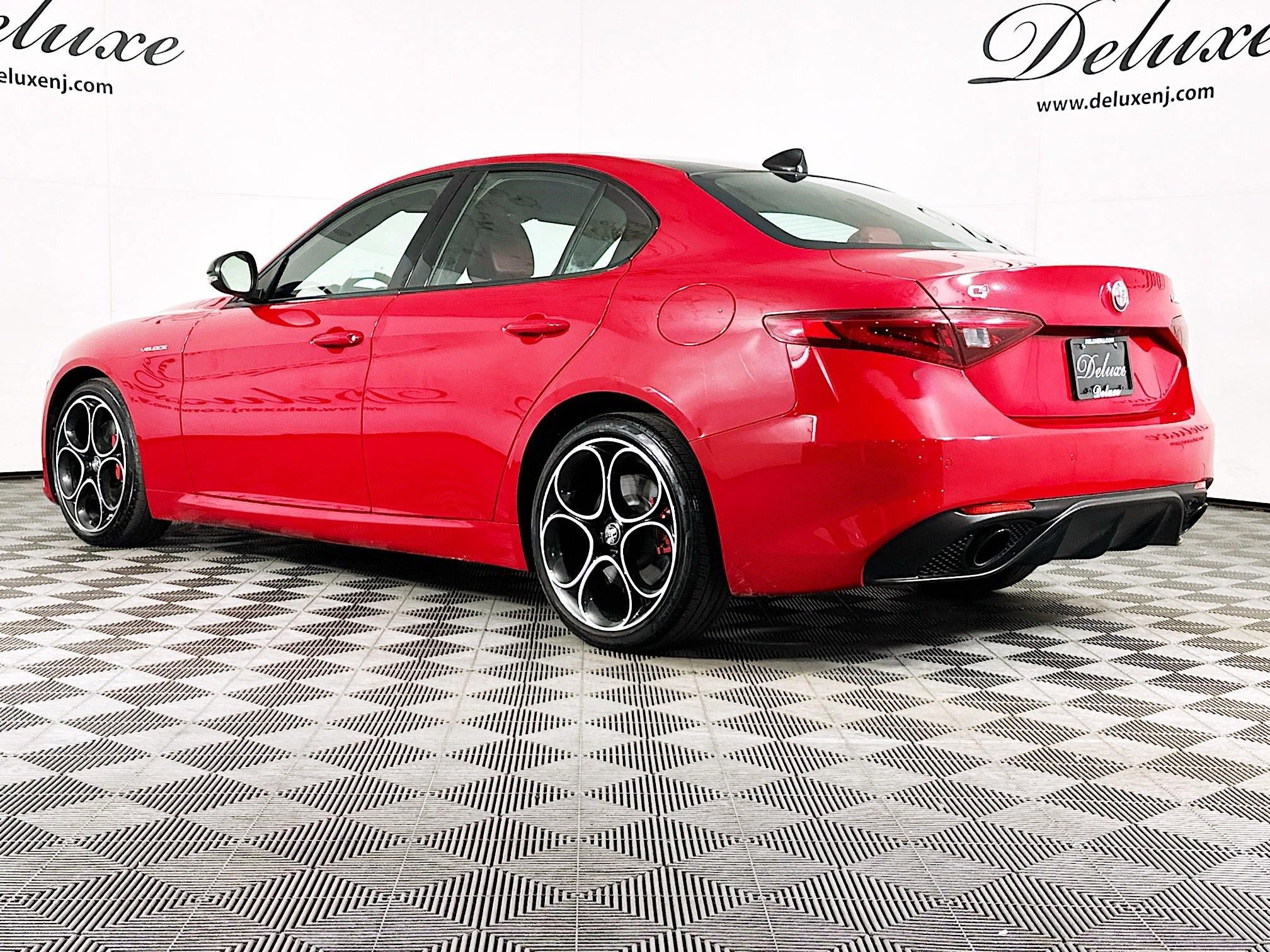 Used 2023 Alfa Romeo Giulia Veloce AWD/4WD image 4