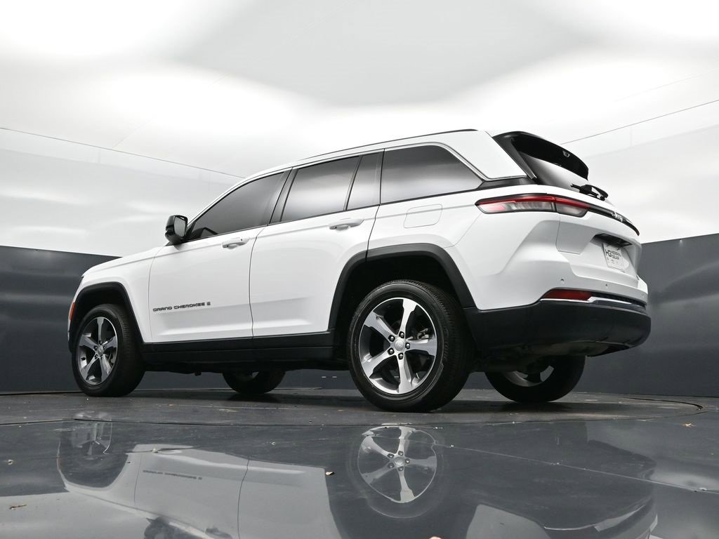 Used 2024 Jeep Grand Cherokee Limited w/ Luxury Tech Group II image 42