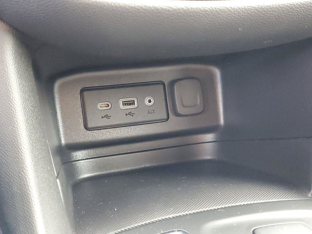 Used 2024 Chevrolet Equinox LT w/ LPO, Floor Liner Package FWD image 17