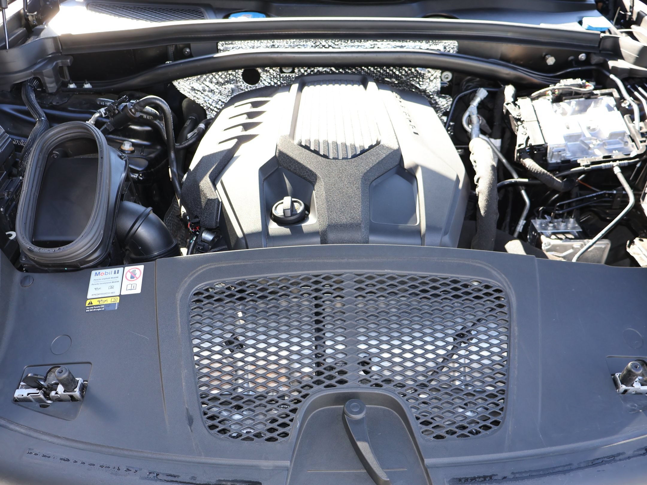 Certified 2023 Porsche Macan AWD/4WD image 32