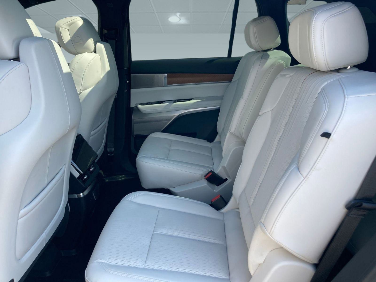 New 2026 Cadillac Vistiq Luxury w/ LPO, Floor Liner Package image 26
