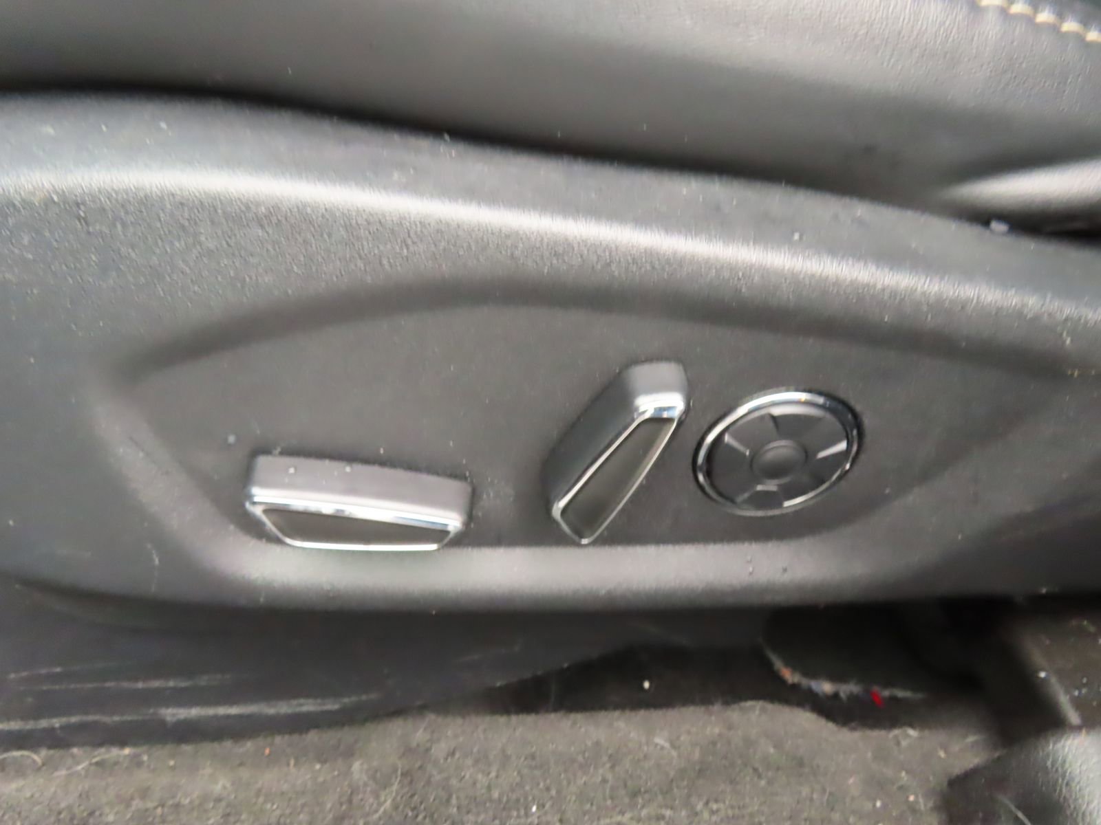 Used 2017 Ford Explorer Platinum image 29