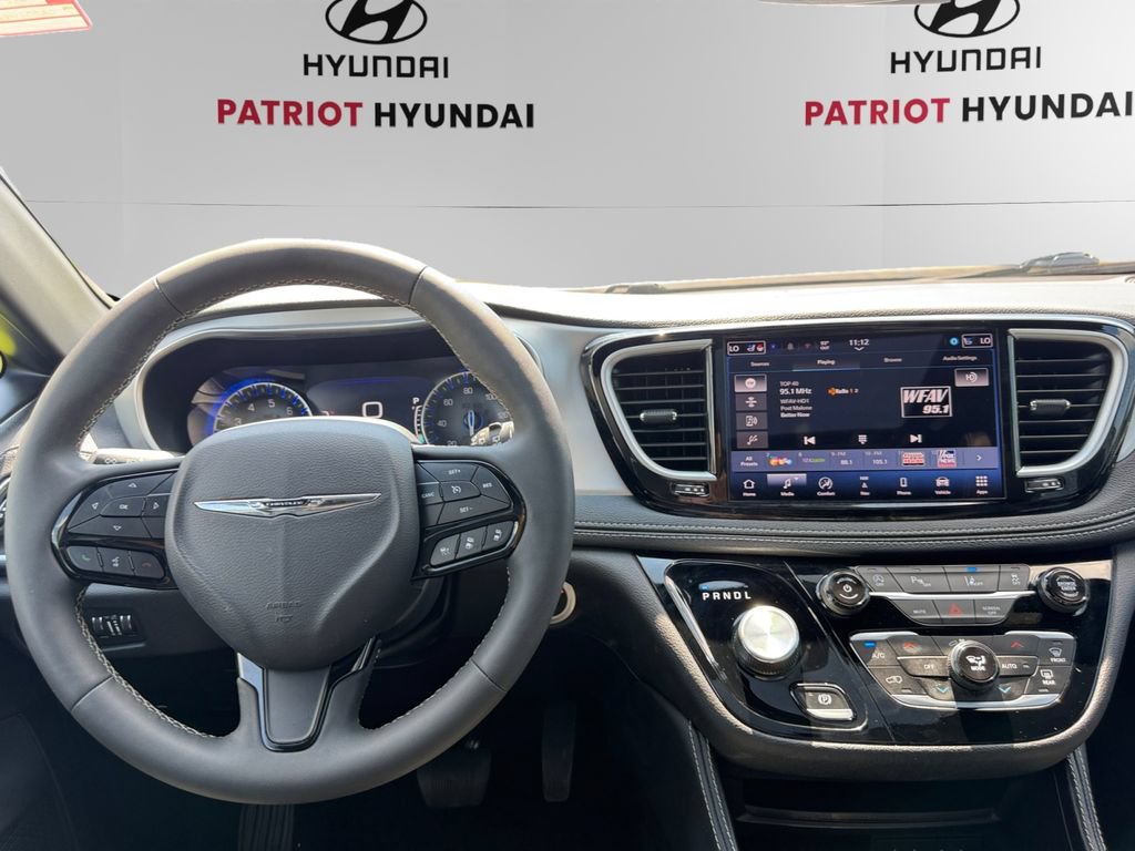 Used 2025 Chrysler Pacifica Limited FWD image 10