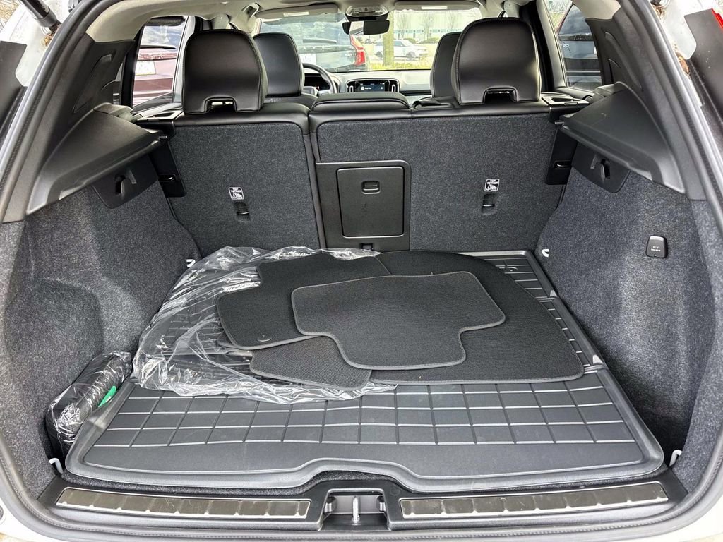 Certified 2025 Volvo XC40 B5 Plus w/ Protection Package Premier image 9