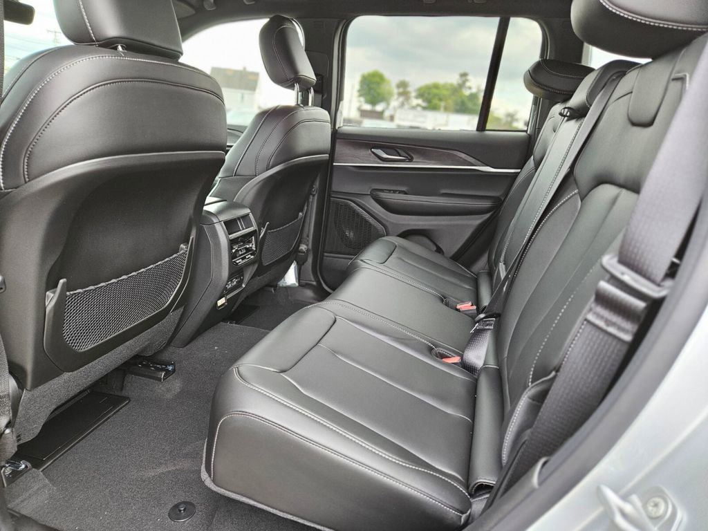 New 2025 Jeep Grand Cherokee Limited image 16