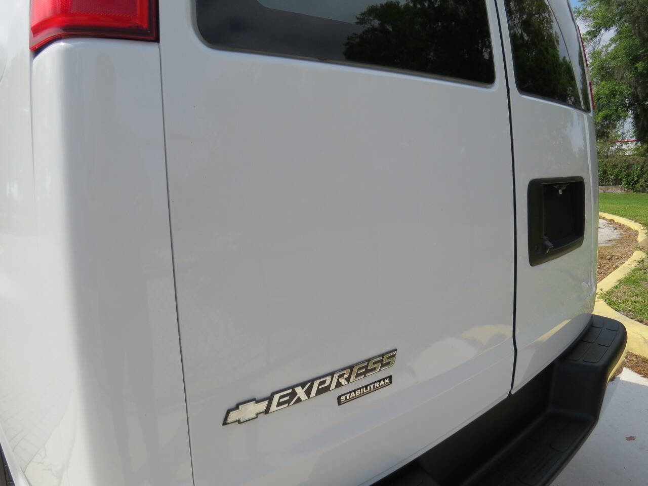 Used 2016 Chevrolet Express 3500 image 12