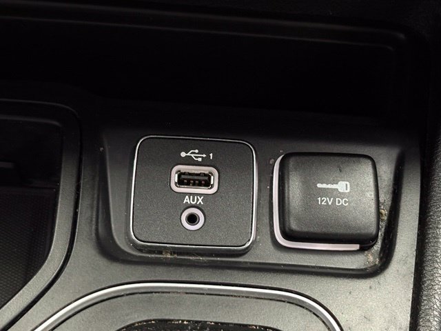 Used 2019 Jeep Cherokee Latitude w/ Cold Weather Group FWD image 41