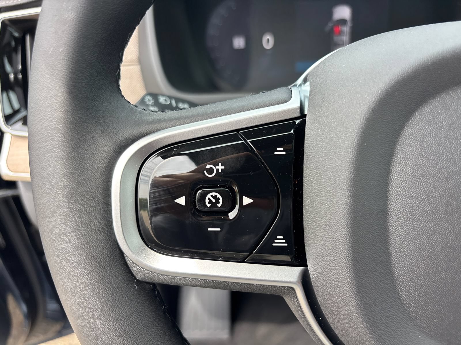 New 2026 Volvo XC90 B6 Plus w/ Protection Package Premier AWD/4WD image 17