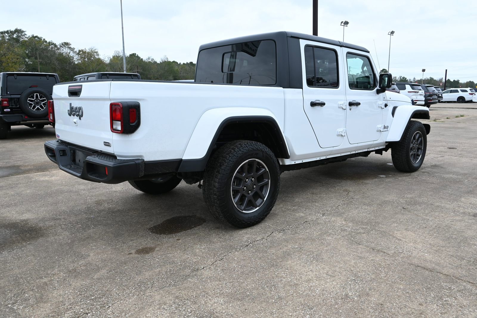 Used 2023 Jeep Gladiator Overland image 2