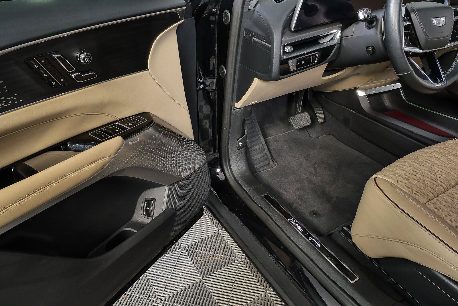 Used 2024 Cadillac Lyriq Luxury w/ Nappa Leather Package AWD/4WD image 8