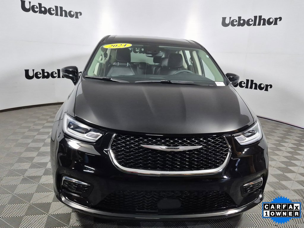Used 2024 Chrysler Pacifica Touring-L image 2