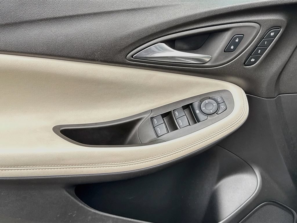 Used 2025 Buick Encore GX Avenir AWD/4WD image 21