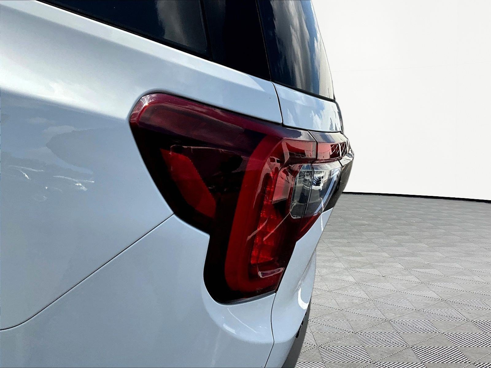 Used 2023 GMC Acadia SLT w/ Elevation Edition FWD image 23