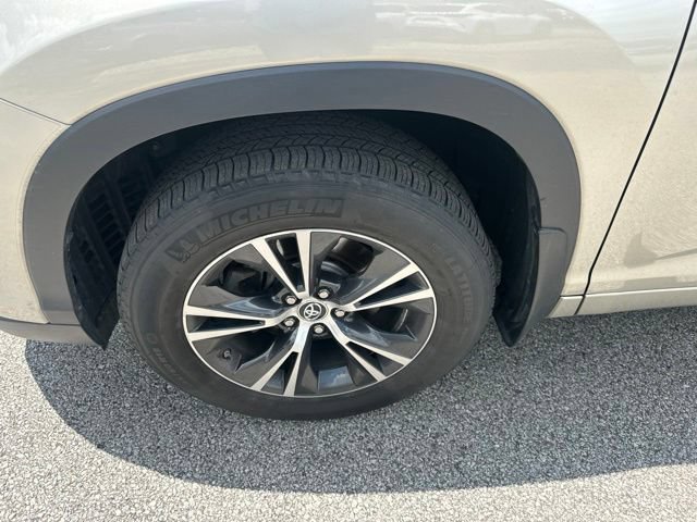 Used 2016 Toyota Highlander XLE AWD/4WD image 9