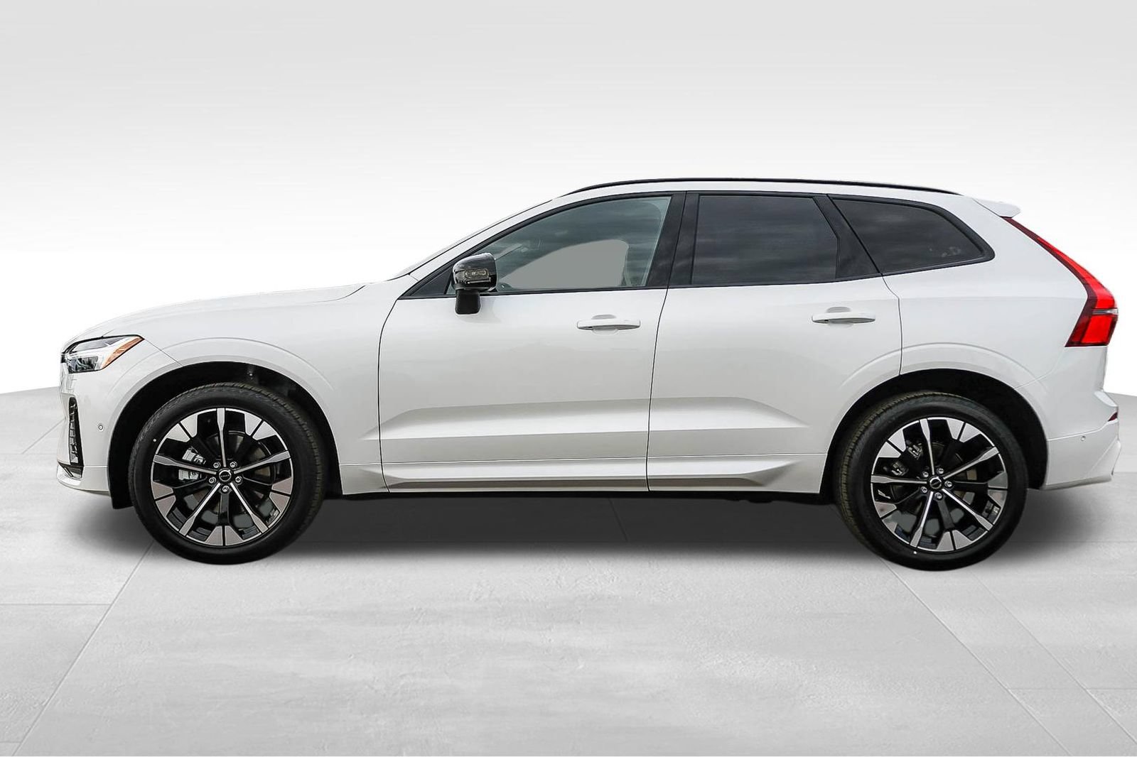 New 2027 Volvo XC60 B5 Plus AWD/4WD image 7