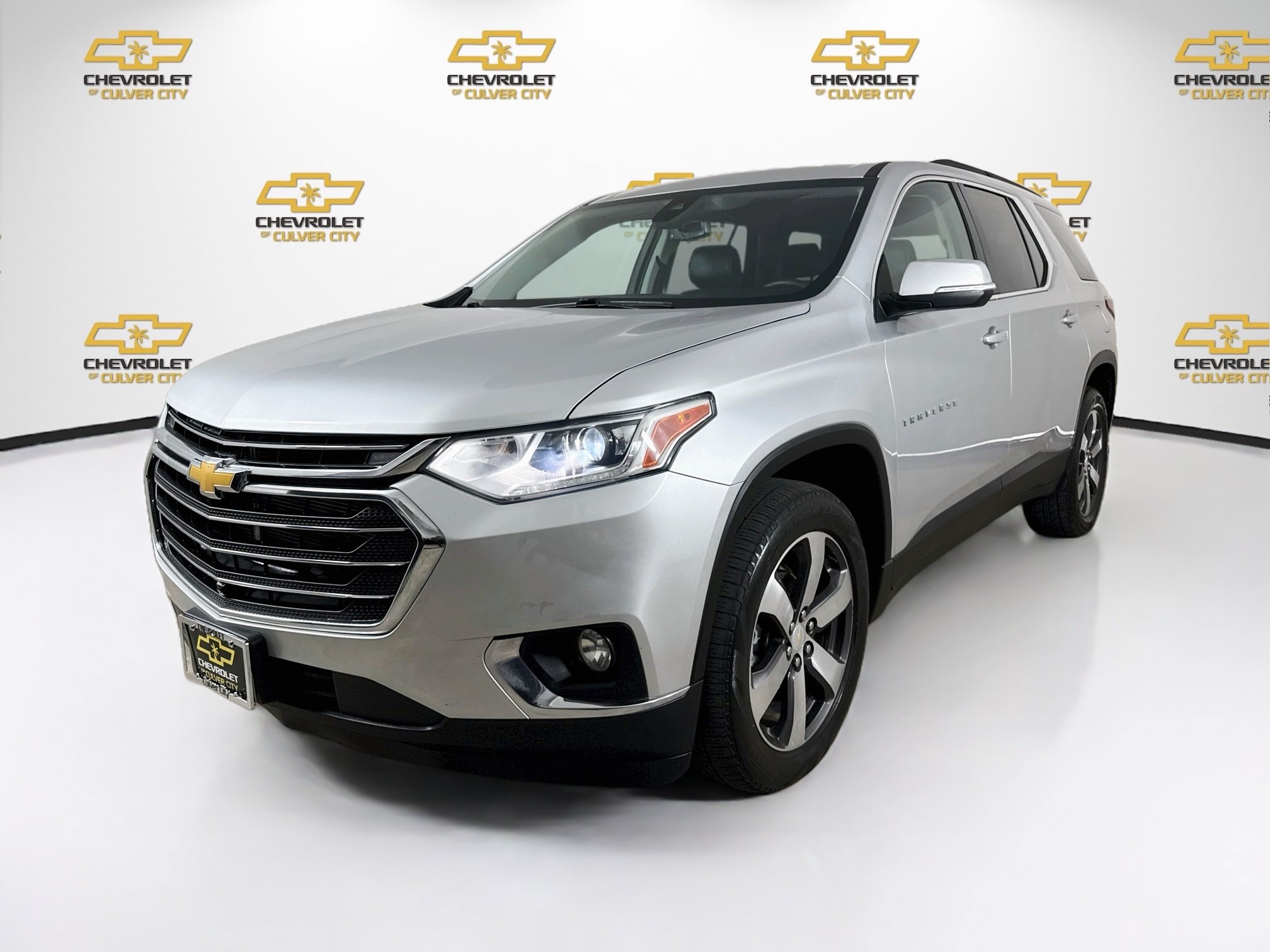 Used 2021 Chevrolet Traverse LT w/ LT Premium Package AWD/4WD image 3