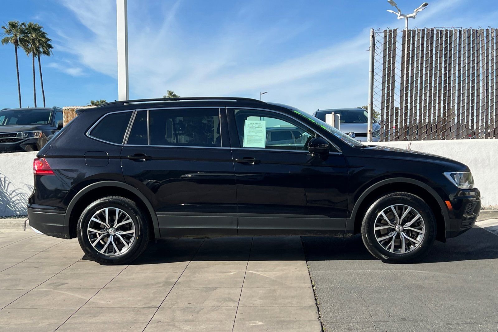 Used 2019 Volkswagen Tiguan SE w/ Panoramic Sunroof Package image 3