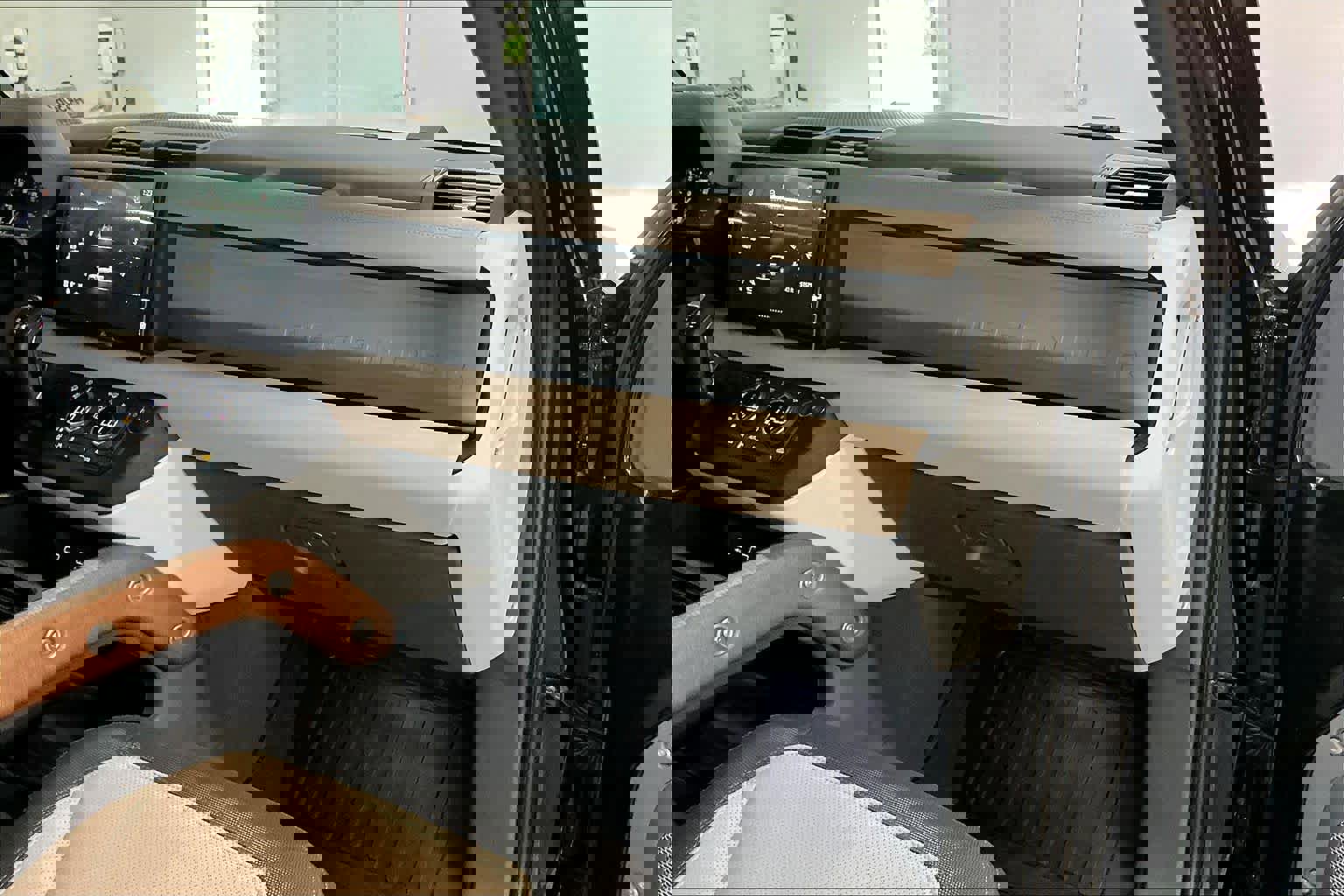 Used 2023 Land Rover Defender 130 X-Dynamic SE image 18