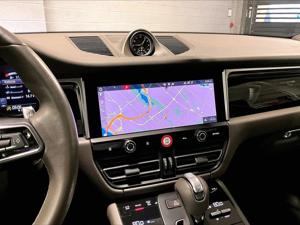 Certified 2024 Porsche Macan image 10