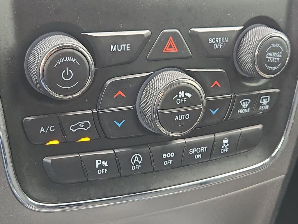 Used 2020 Jeep Grand Cherokee Laredo image 24